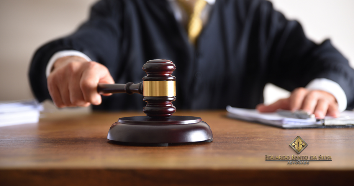 Pessoa buscando orientação de advogado para responder ao processo em liberdade